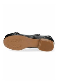 Zapato de cuero negro con un acabado suave, diseñado con una puntera redonda y una suela de goma que cuenta con patrones de tracción en zigzag.