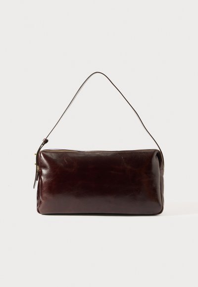 Borsa a mano in pelle marrone con forma rettangolare, chiusura con zip e una sottile tracolla. Texture liscia con una leggera lucentezza e senza motivi visibili.