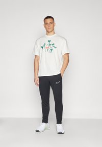 Nike Performance TEE - T-Shirt print - sail