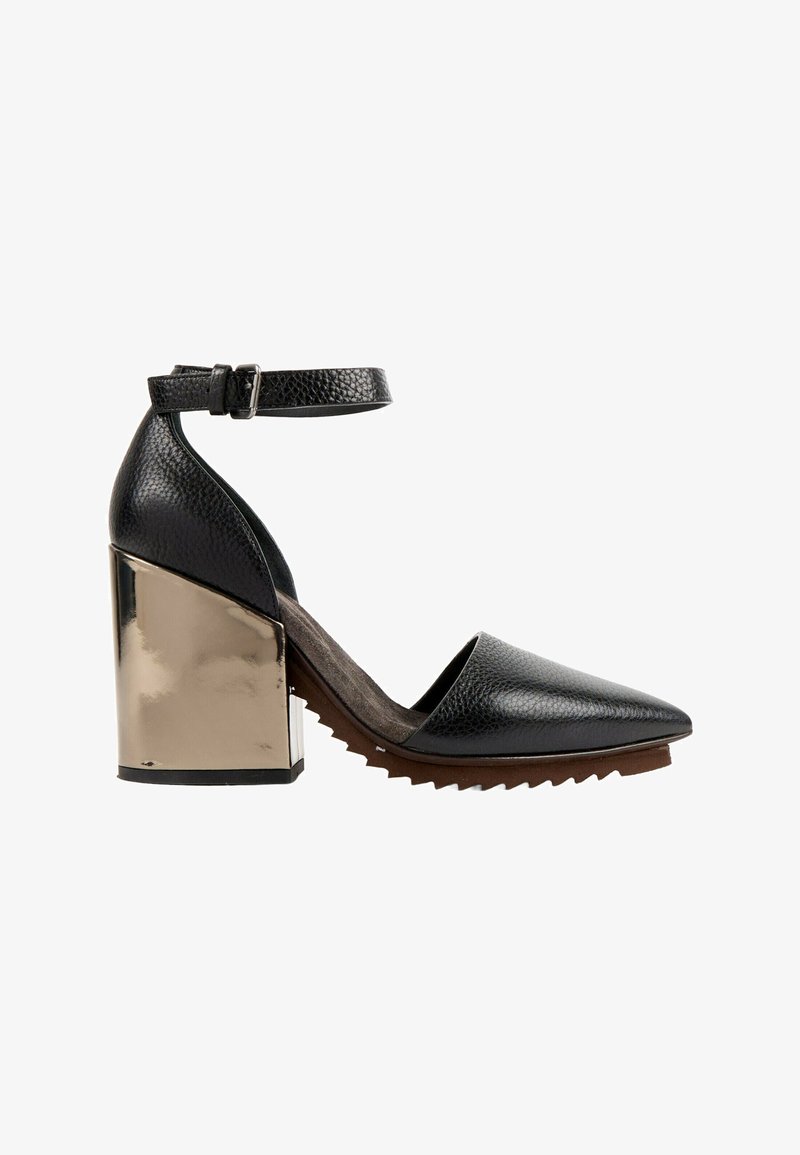Chaussure en cuir texturé noir à bout pointu, talon bloc épais métallisé doré et fermeture à boucle à la bride de cheville.
