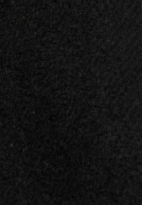 Tissu noir avec une texture douce et duveteuse et une surface uniforme, ne montrant aucun motif ou accent distinct. Convient à diverses applications.