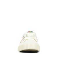 Zapatillas de lienzo blancas con una suela estriada; presenta acentos laterales coloridos y una etiqueta de logo en la lengua. Los cordones y la puntera completan el diseño.