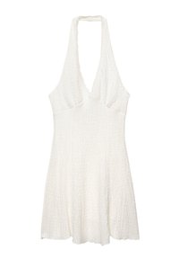 Robe halter blanche en tissu texturé, décolleté en V profond et jupe évasée. Ourlet droit et détails minimalistes soulignent sa simplicité.