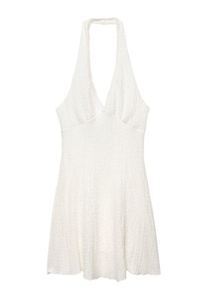 Witte halterjurk van een textuurstof, met een diepe V-halslijn en een uitlopende rok. Rechte zoom en minimale details benadrukken de eenvoud ervan.