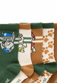 Vier Paare Socken: grün, braun und creme. Mit Cartoonfiguren und Pfotenabdruckmustern. Gestrickte Textur und kontrastierende Streifen.