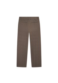 Pruunist ruudulise mustriga püksid sirge jalaga, millel on tagataskud ja peen tekstuur kogu ulatuses.