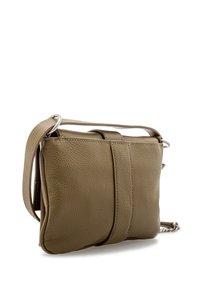 Borsa a tracolla in pelle khaki con texture a ciottoli, caratterizzata da un corpo spazioso, tracolla regolabile e dettagli in metallo argentato.
