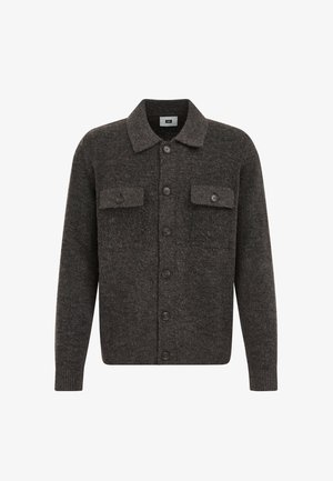 Ciemnoszary sweter na guziki wykonany z miękkiej wełny, z kołnierzykowym dekoltem, dwoma kieszeniami na piersi i długimi rękawami z prążkowaną teksturą.