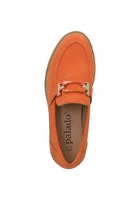 Zapato de ante naranja con puntera redondeada, que presenta un acento de hebilla en tono plateado y un detalle de costura en la parte superior. Plantilla marrón visible.