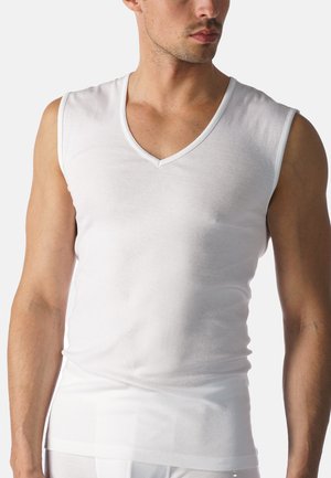 Vit ärmlös T-shirt med V-hals i slät bomullstyg, med en figursydd design och rundad fåll, som visar en ren, minimal estetik.