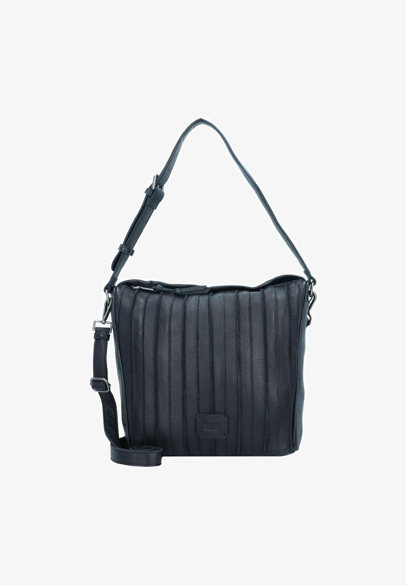Bolso de hombro de cuero negro con costuras verticales, correa ajustable y base plana. Cuenta con cierre de cremallera y un pequeño detalle de marca.