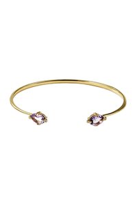 Brazalete de oro con forma suave y redondeada, que presenta dos piedras preciosas moradas en forma ovalada engastadas en adornos metálicos ornamentados en cada extremo.