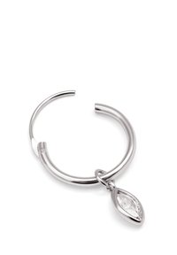 Orecchino a cerchio in argento con una finitura liscia, caratterizzato da un pendente di pietra trasparente a taglio marquise attaccato da un sottile anello.
