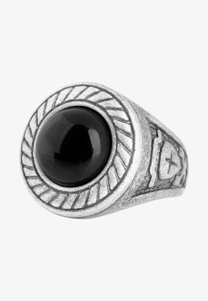 Stříbrný prsten s velkým, lesklým černým kamenem obklopeným texturovaným, provazovitém páskem a detailními rytinami po stranách.