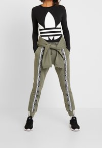 adidas Originals Träningsbyxor - khaki