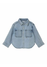 Camisa de mezclilla de color azul claro con cuello, frente abotonado, dos bolsillos en el pecho y mangas largas. Presenta detalles de costura y un dobladillo curvado.
