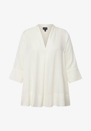 Biała bluzka z dekoltem w kształcie litery V, rękawami o długości trzech ćwierć, oraz zwiewnym, plisowanym fasonem o miękkiej fakturze.