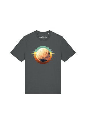 T-shirt gris foncé à manches courtes avec un graphisme central représentant une planète sphérique texturée sur des bandes horizontales superposées dans des tons verts, jaunes et orange.