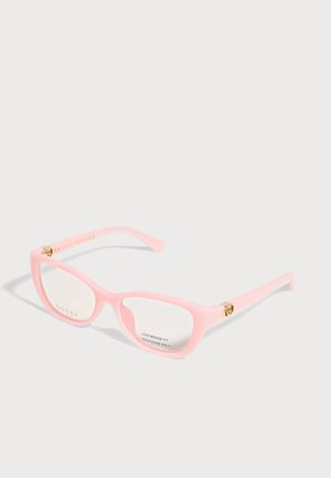 Розови рамки за очила Gucci с прозрачни стъкла и детайли с логото в златист цвят, показани на светъл фон.