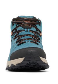 Helleblaue Wanderschuhe mit schwarzen Akzenten, strukturierter Oberseite, auffälligen Schnürsenkeln, verstärkter Zehenkappe und rutschfester Sohle für guten Halt.