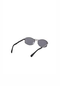 Solsikker med en slank sort metalramme, ovale grå linser og slanke sorte arme. Indeholder næsepuder for komfort og subtil branding på armen.