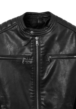 Giacca in pelle nera con dettagli trapuntati sulle spalle, chiusura frontale con zip e due tasche sul petto con zip orizzontali.
