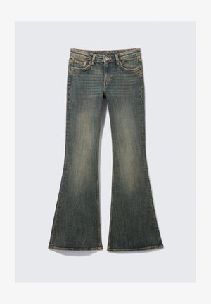 Udhulende denimjeans i en falmet blå farve med design af klassiske fem lommer, der har en let tekstur og synlige sømdetaljer.