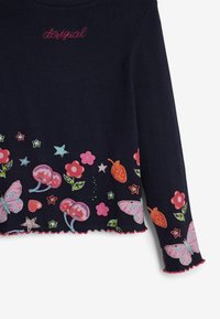 Marineblaues, geripptes Sweatshirt mit besticktem, pinkem Text. Verziert mit bunten Blumen- und Schmetterlingsmustern am Saum. Mit gewellten Kanten.