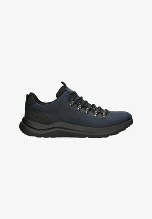 Scarpe da trekking navy realizzate in materiale sintetico, con un colletto in rete nera texturizzata, occhielli in metallo e una suola in gomma spessa.