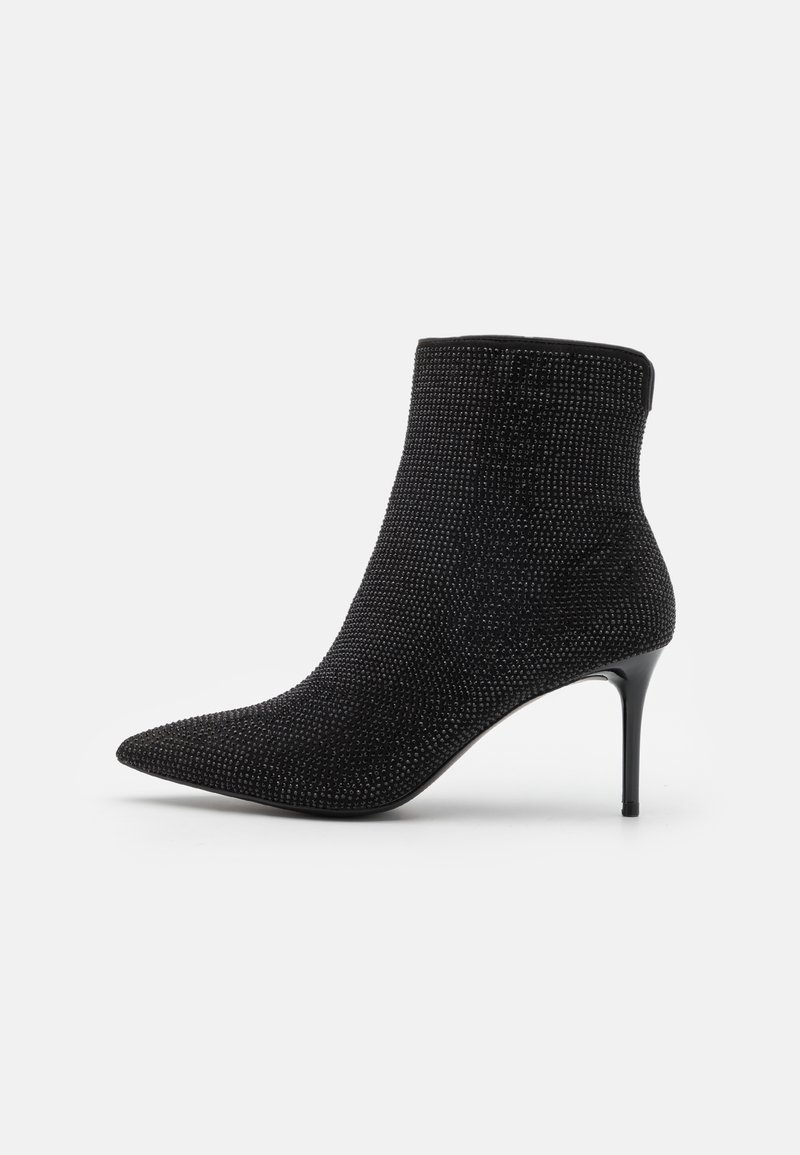 Bottine noire à cheville avec bout pointu, talon stiletto fin de hauteur moyenne, et tissu texturé scintillant couvrant toute la surface.