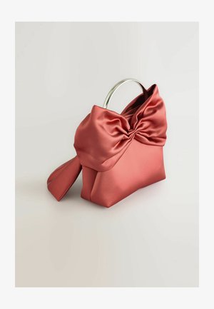 Koraline satiinhankega, millel on läikivast hõbedast ringikujuline käepide ja suur lipsuetendus esiosas, millel on pehme, sile tekstuur ja struktureeritud kuju.