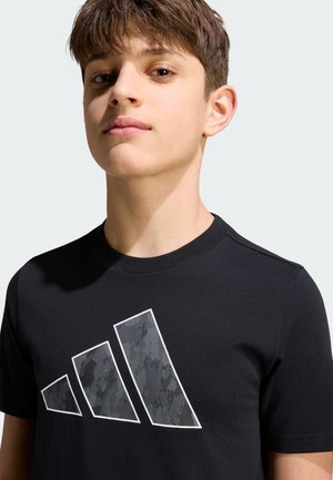 adidas Sportswear, J CAMO T UNISEX - Camiseta estampada - black-kq7014