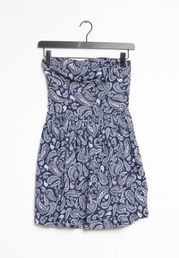 Marinblå utan axelband klänning med ett paisleymönster i vitt och rött, med ett elastiskt midjeband och en rynkad kjoldesign, tillverkad av lättviktigt tyg.