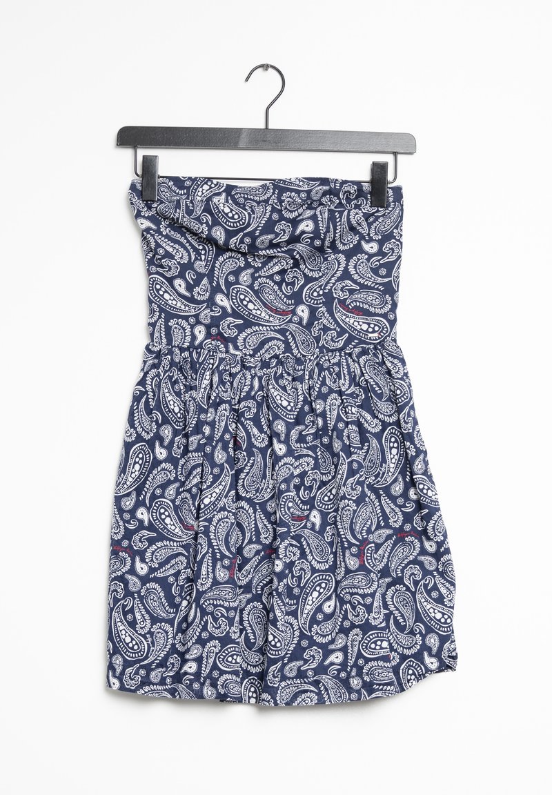 Marinblå utan axelband klänning med ett paisleymönster i vitt och rött, med ett elastiskt midjeband och en rynkad kjoldesign, tillverkad av lättviktigt tyg.