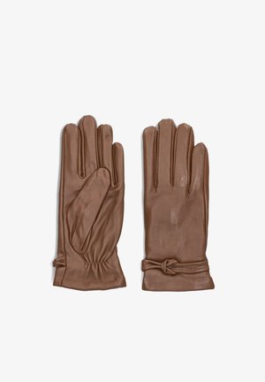 Bruine leren handschoenen met een gladde textuur, voorzien van een gegatherde pols en een knoopdetail. Vijfvinger ontwerp met nauwkeurige stiksels.