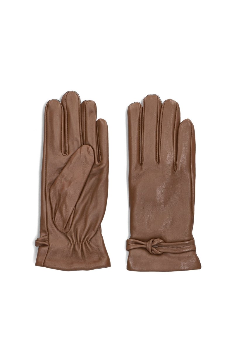 Bruine leren handschoenen met een gladde textuur, voorzien van een gegatherde pols en een knoopdetail. Vijfvinger ontwerp met nauwkeurige stiksels.