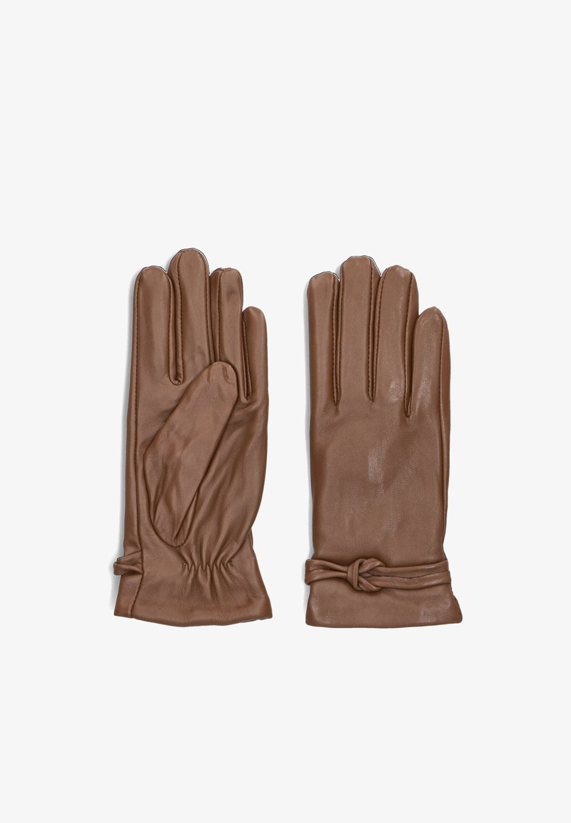 Bruine leren handschoenen met een gladde textuur, voorzien van een gegatherde pols en een knoopdetail. Vijfvinger ontwerp met nauwkeurige stiksels.