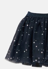 Tengerészkék tüll szoknya csillogó ezüst csillag- és pötty mintákkal, valamint fényes elasztikus derékrésszel.