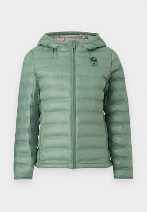 Ανοικτοπράσινο καπιτονέ μπουφάν με κουκούλα και μπροστινό φερμουάρ, με μικρό μαύρο ετικέτα στο στήθος, παρουσιάζεται πάνω σε απλό φόντο.