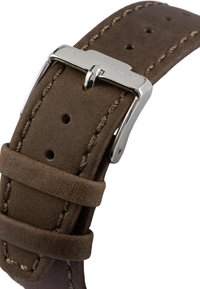 Cinturino in pelle marrone con cuciture bianche, fibbia in metallo argentato e diverse forature di regolazione per una vestibilità sicura.