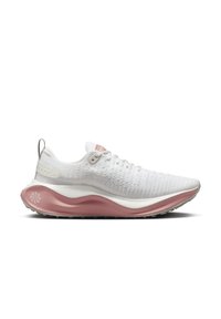 Chaussure de sport blanche avec une tige en tricot texturé, une semelle intermédiaire rose et une semelle extérieure lisse blanche. Présente une forme arrondie et une languette au talon.