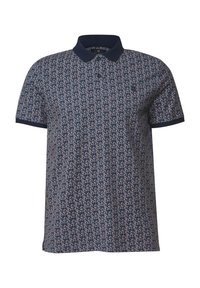 Camisa polo azul marino con un estampado geométrico en azul claro y rosa, con un cuello y bordes de mangas en azul marino sólidos. Tejido suave de mezcla de algodón.