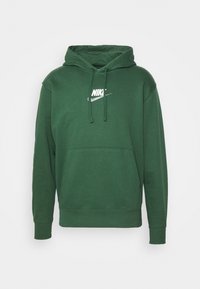 Grøn Nike hættetrøje med frontlomme og hvidt logo på brystet, vist på en ensfarvet baggrund.