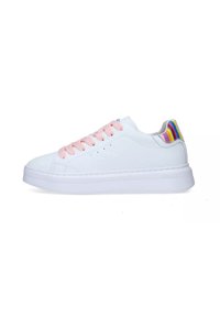 Sneaker in pelle bianca con lacci rosa, punta tonda e suola testurizzata. Accenti arcobaleno sul tallone e brandizzazione sui lati.