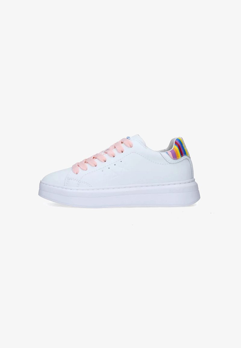 Sneaker in pelle bianca con lacci rosa, punta tonda e suola testurizzata. Accenti arcobaleno sul tallone e brandizzazione sui lati.