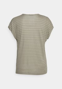 Blusa de mangas curtas, verde-azeitona, com um padrão de diamantes. Tecido leve e suave; corte descontraído; gola redonda com um detalhe de costura subtil.
