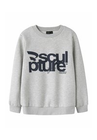 Sweatshirt gris avec manches longues, bord-côte aux poignets et à l'ourlet, arborant un texte graphique en noir marine audacieux "sculpture" sur le devant.