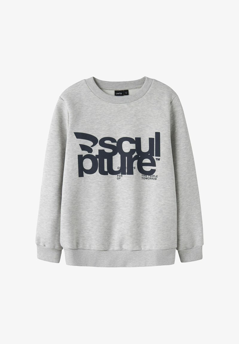 Sudadera gris de mangas largas, con puños y dobladillo acanalados, que presenta un atrevido texto gráfico en azul marino oscuro que dice "escultura" en la parte frontal.