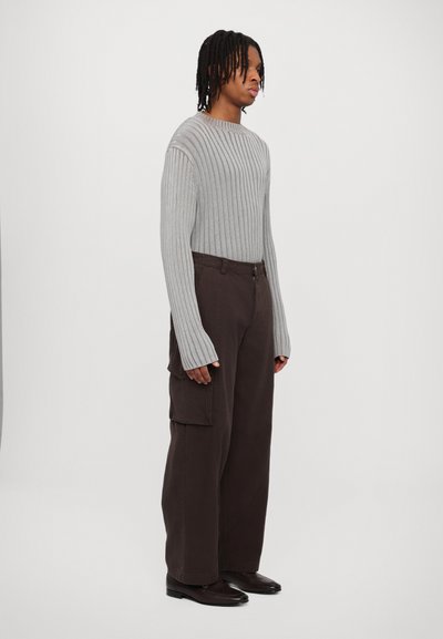 Han Kjøbenhavn CARGO TROUSERS - Kargopüksid - dark brown