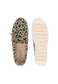Mocasines de animal print de leopardo con tela beige suave, puntera redonda y acento de lazo. Suela de goma blanca texturizada con patrones de agarre.